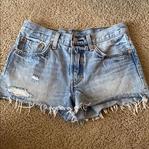 Levi’s 501 light wash cut off jean shorts size 26